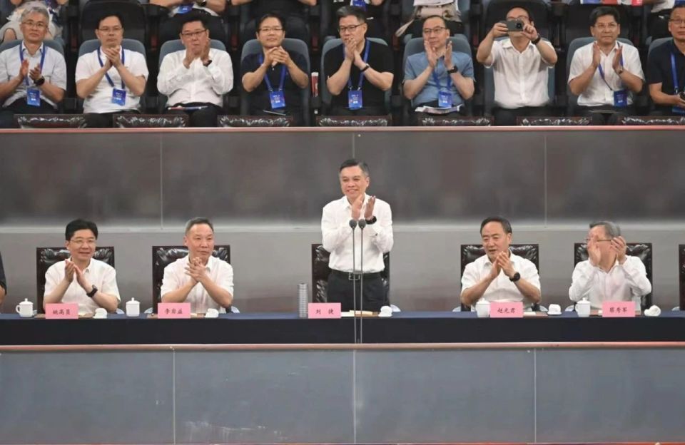 军县, 高员出席