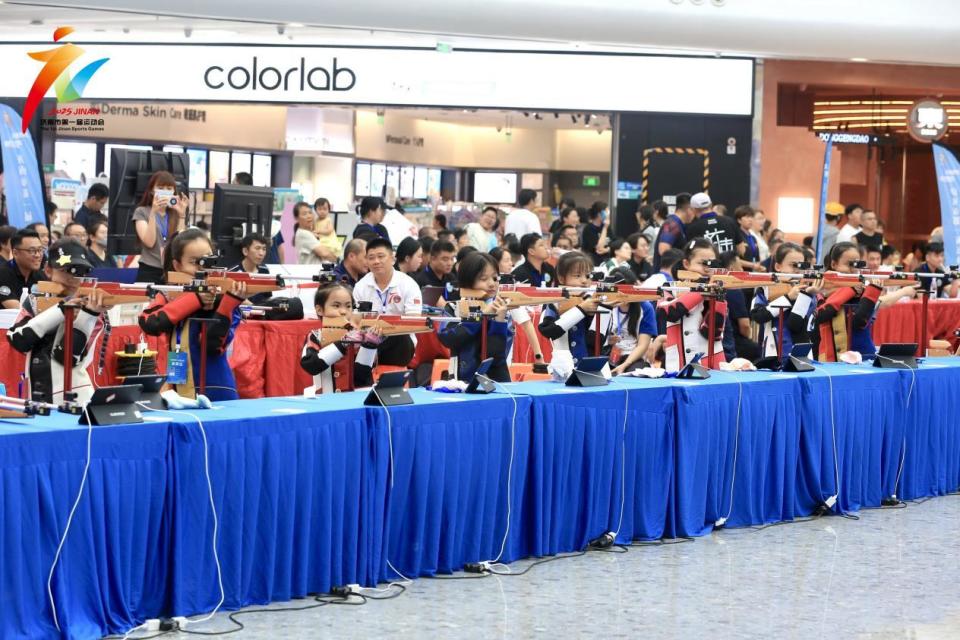 把专业赛场, 屏幕里的加, hlh