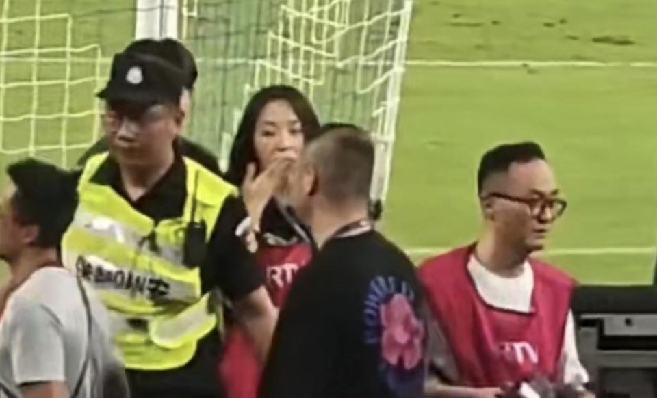 间撞到了保, 玥赶了过来, 队徽上打滚